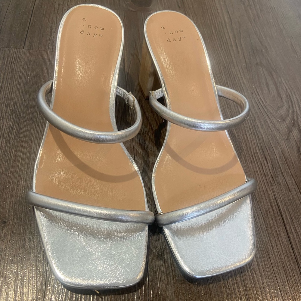 A New Day Silver Heels Size 8 Width